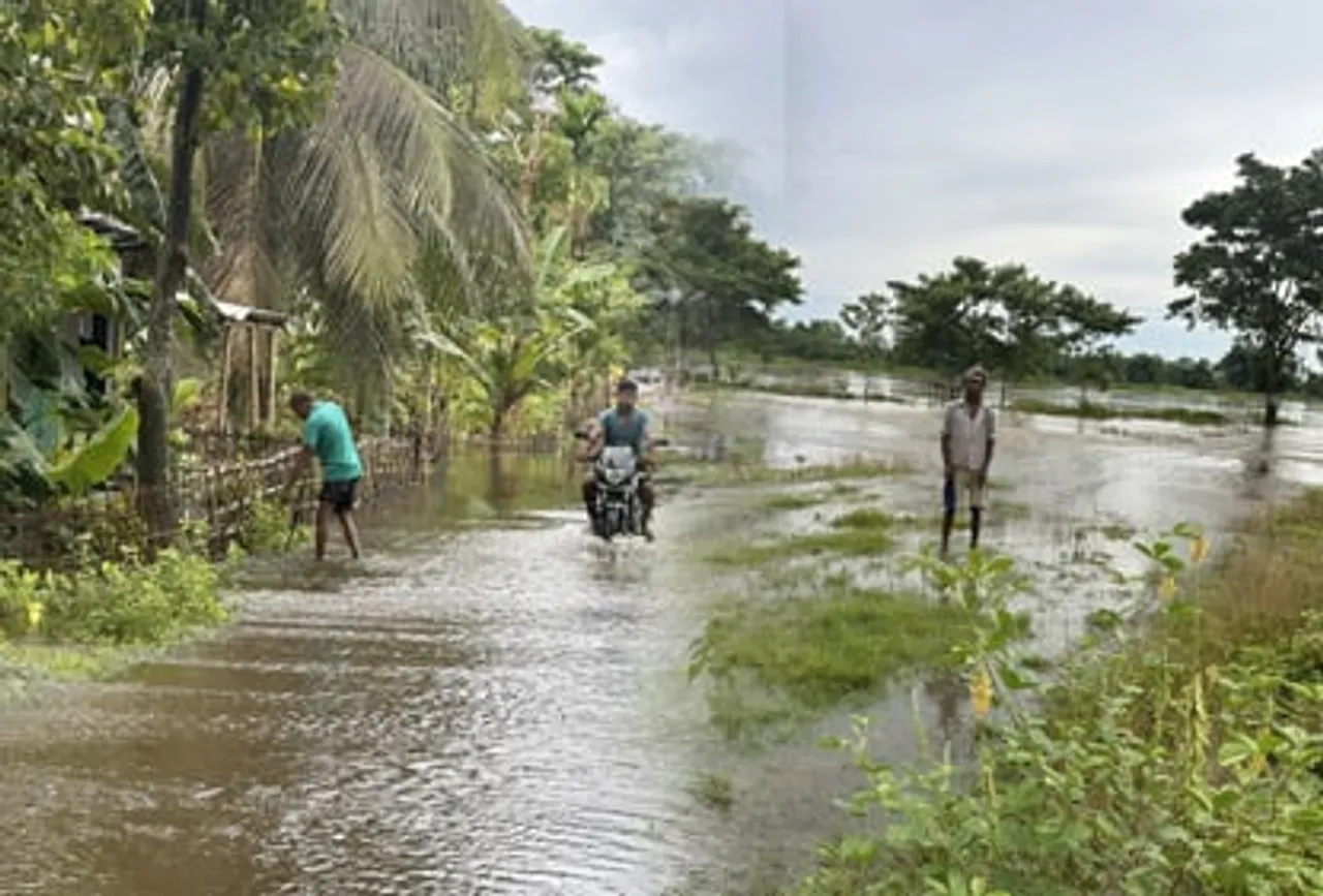 ফেনে-ফোটোকাৰে বাঢ়িছে ধনিশিৰিঃ  খুমটাইৰ বহু কেইখন গাঁৱত বান...